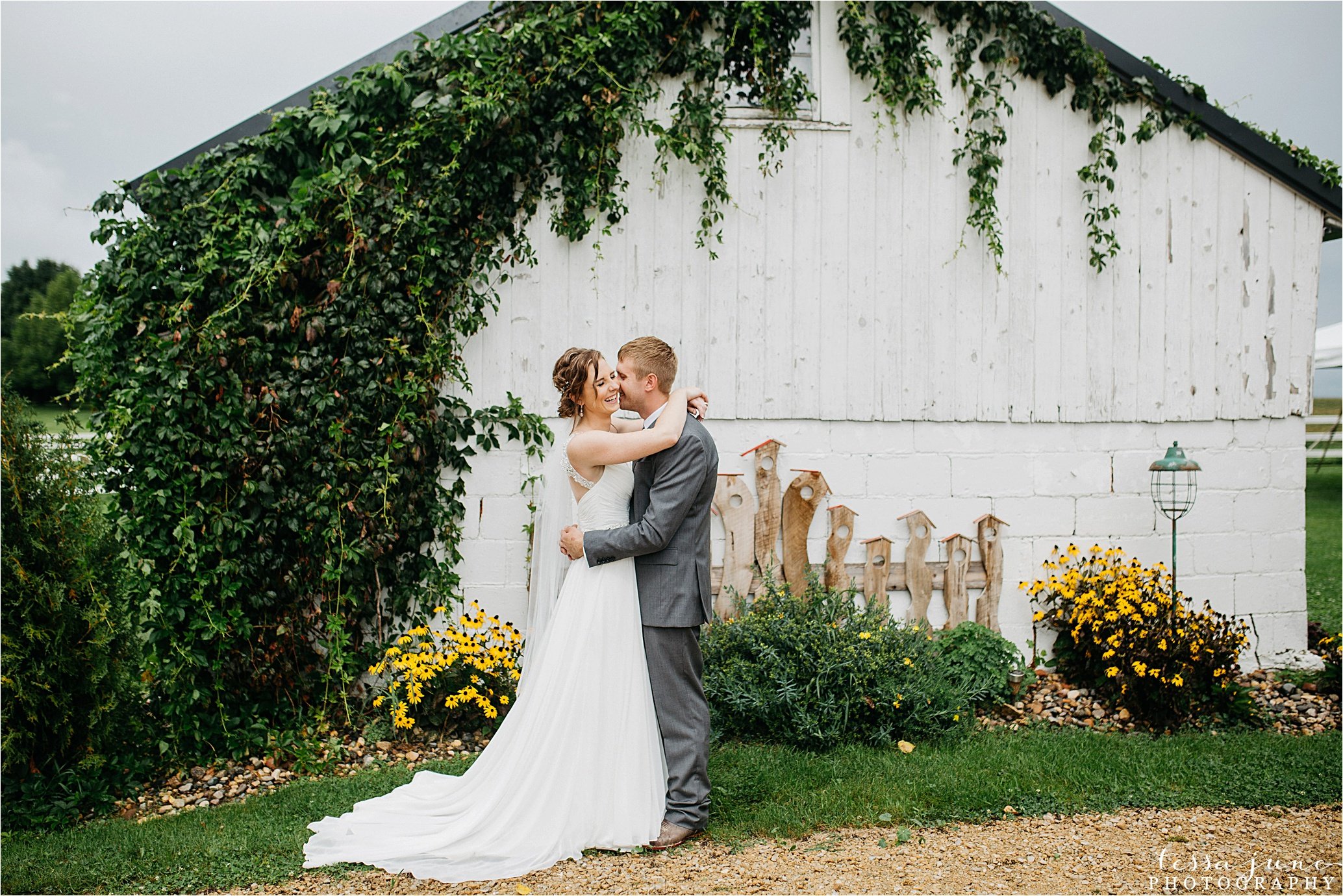 cadillac-ranch-wedding-maple-lake-st-cloud-wedding-photographer_0016.jpg