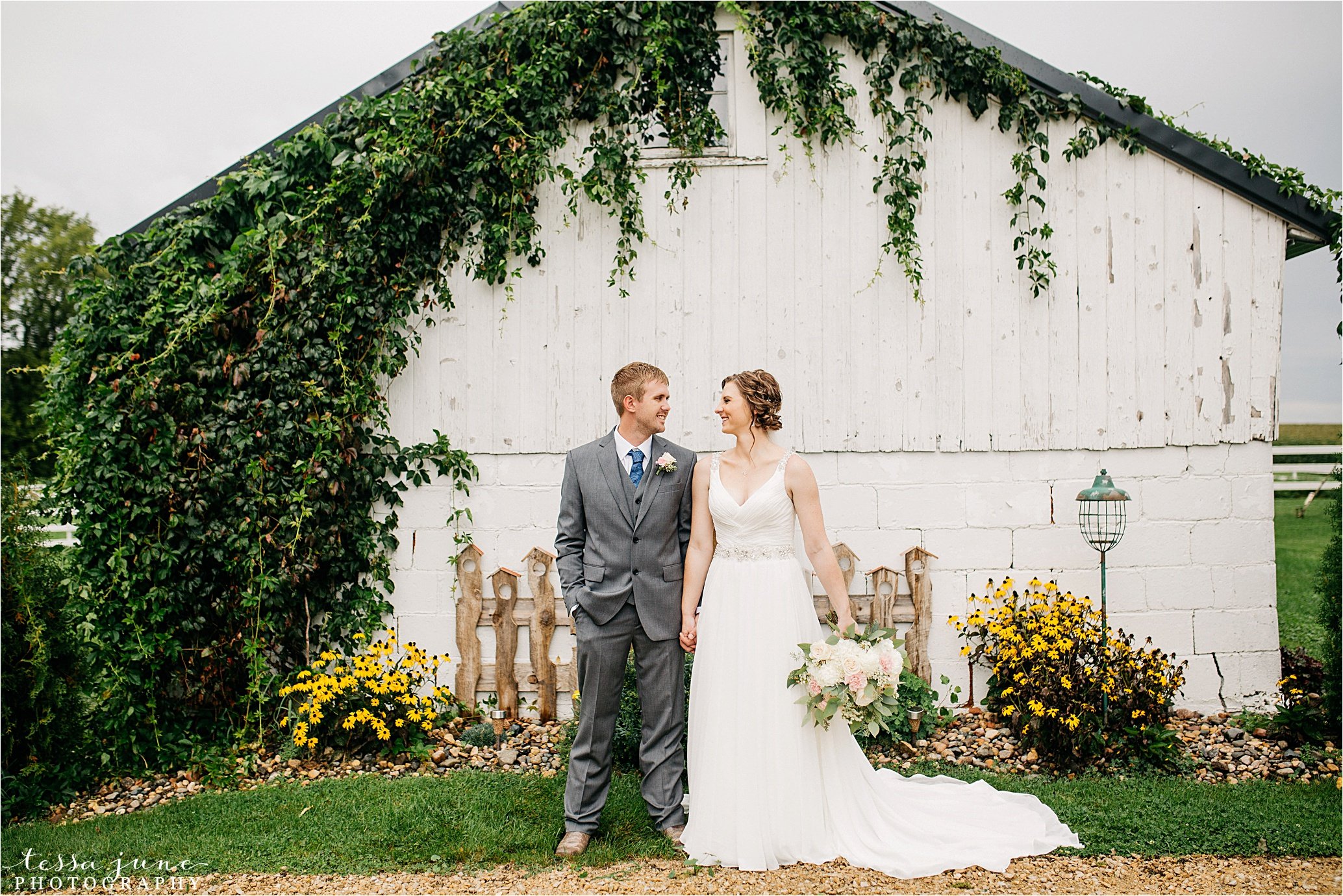 cadillac-ranch-wedding-maple-lake-st-cloud-wedding-photographer_0018.jpg