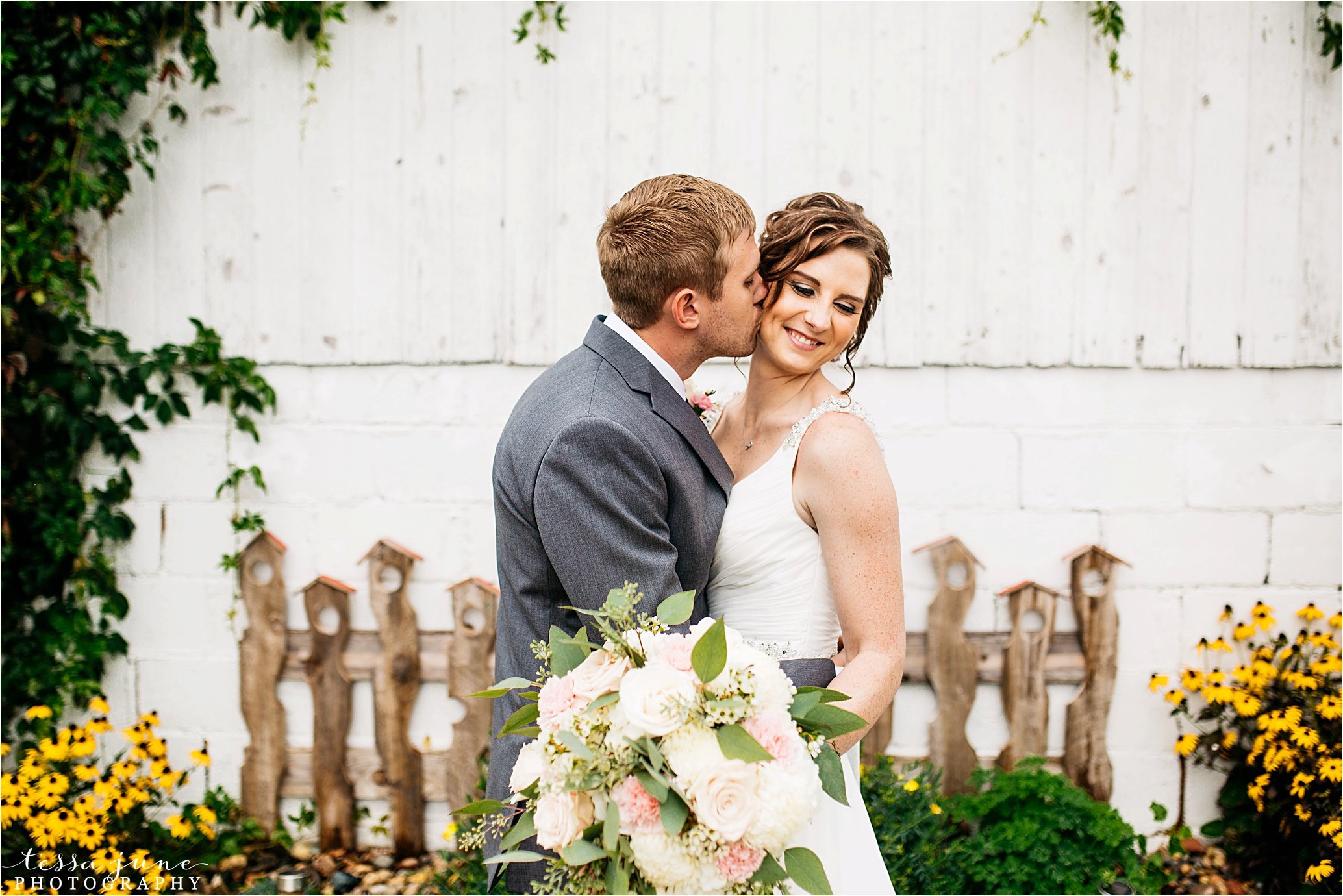 cadillac-ranch-wedding-maple-lake-st-cloud-wedding-photographer_0019.jpg