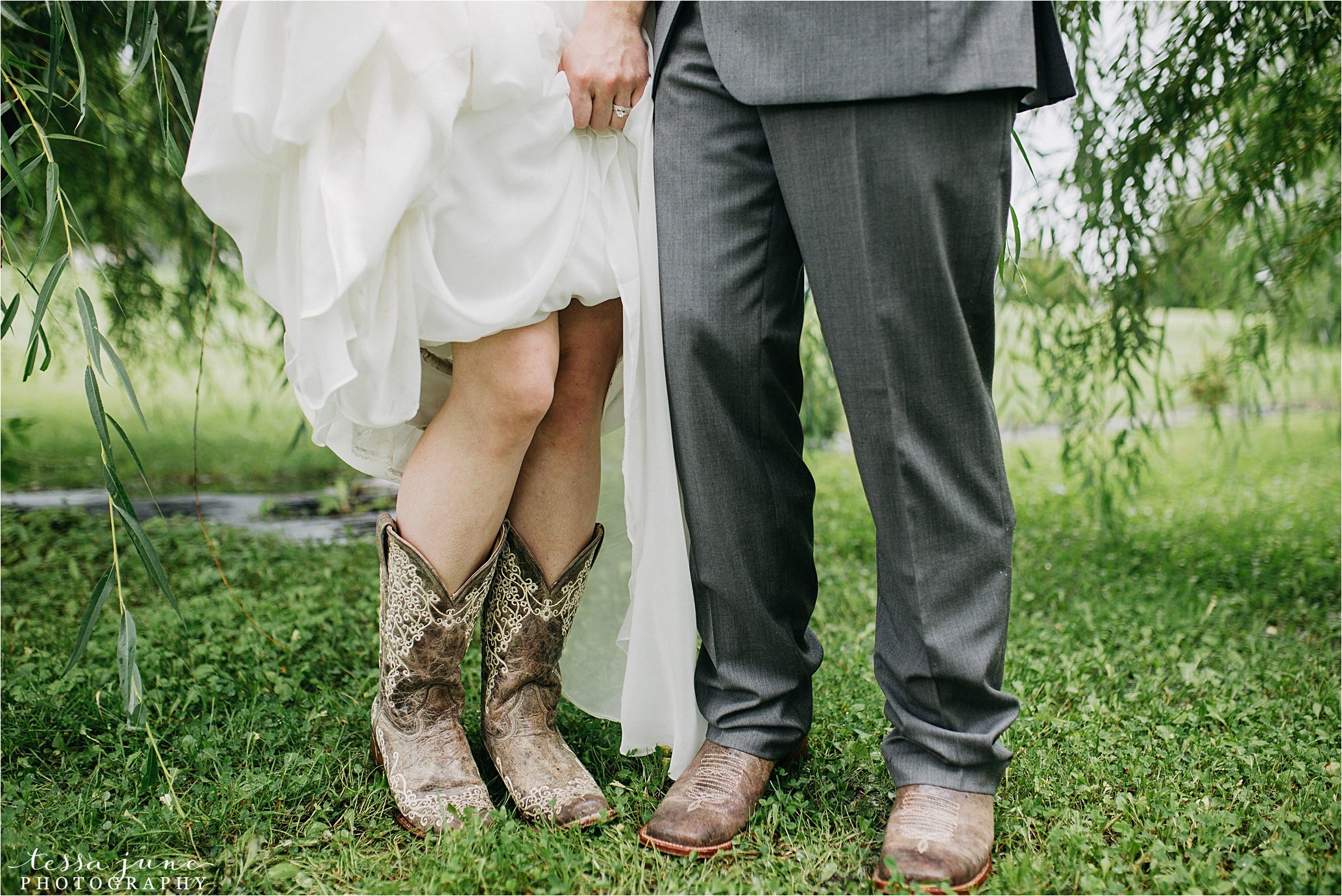 cadillac-ranch-wedding-maple-lake-st-cloud-wedding-photographer_0023.jpg