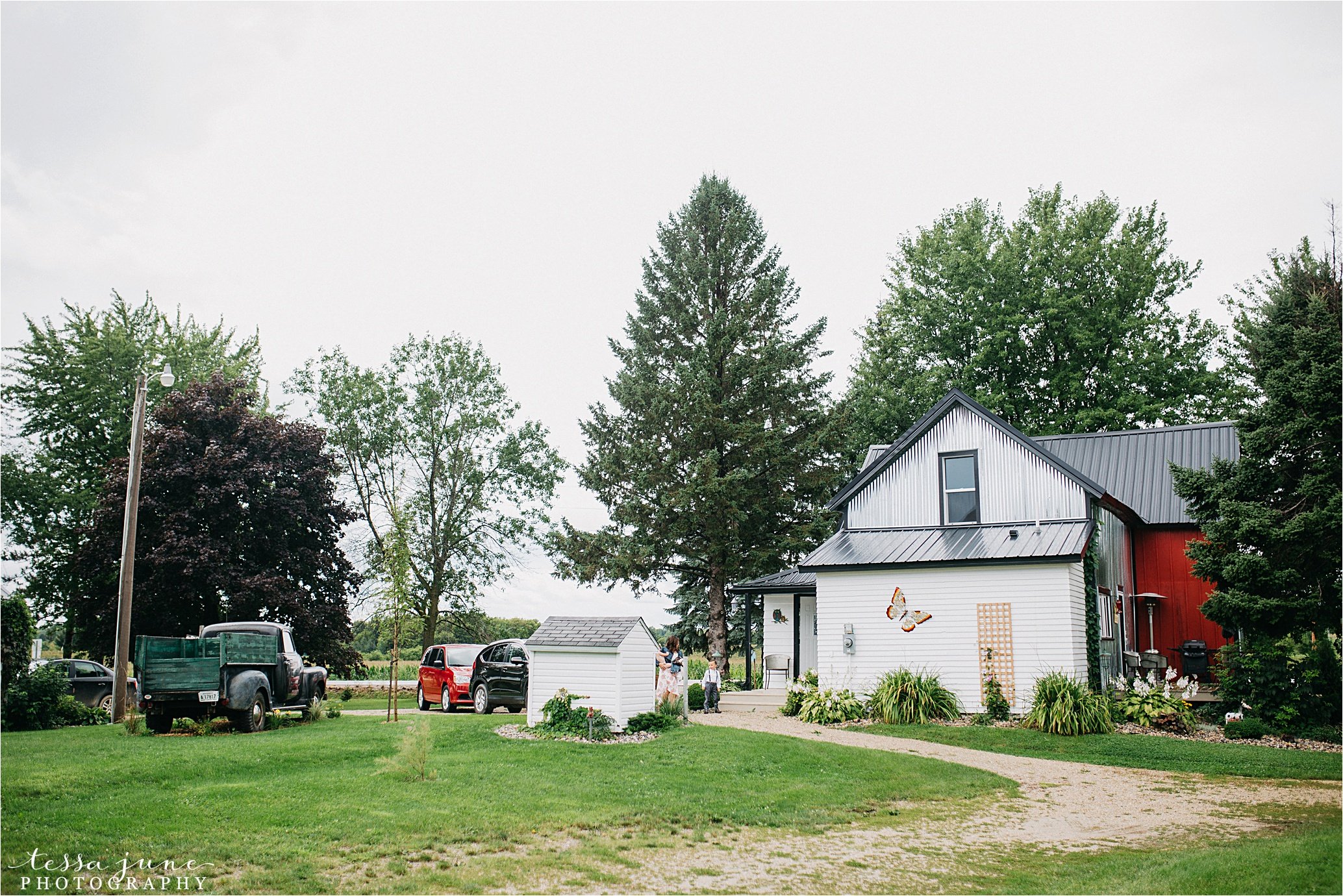 cadillac-ranch-wedding-maple-lake-st-cloud-wedding-photographer_0025.jpg