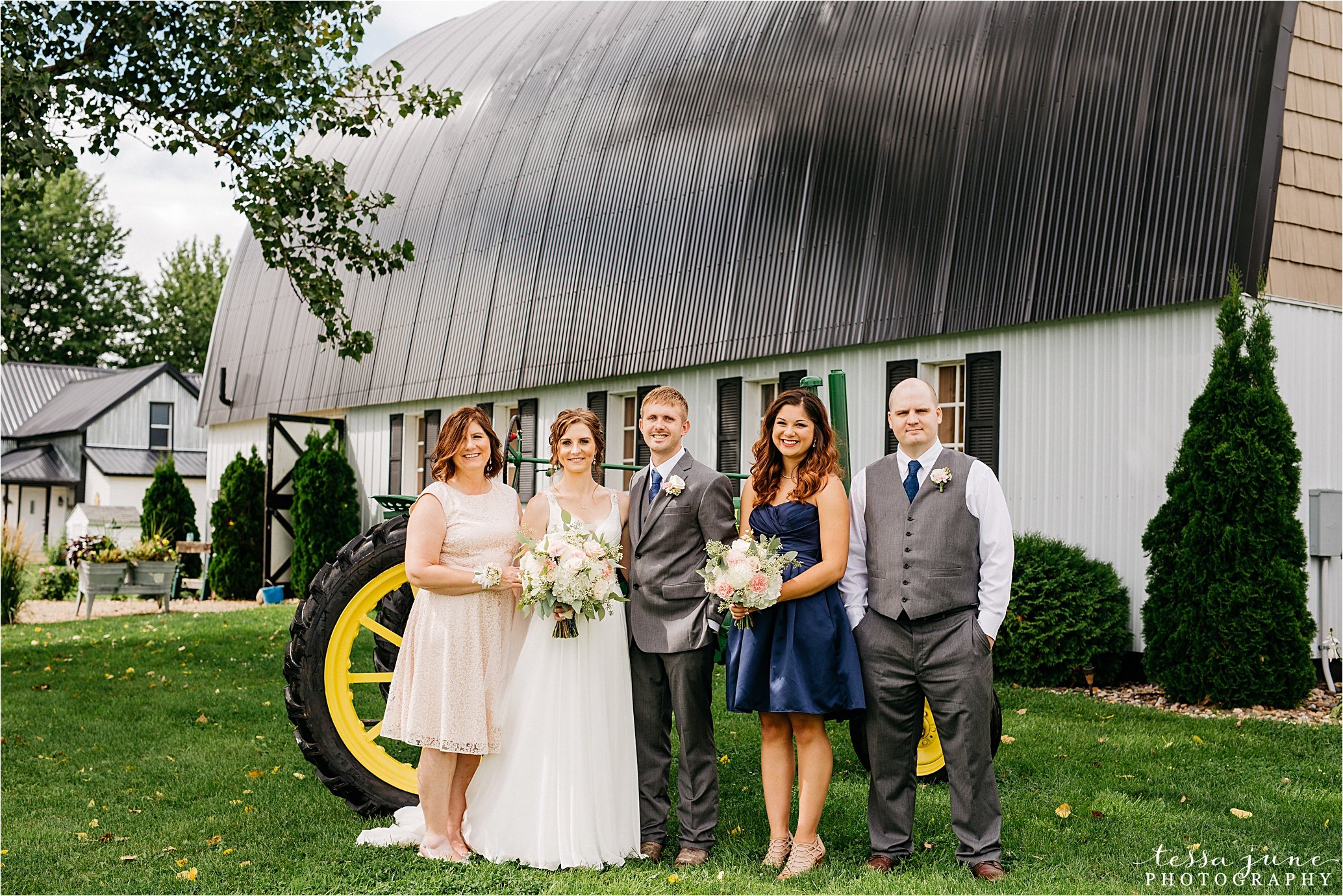 cadillac-ranch-wedding-maple-lake-st-cloud-wedding-photographer_0040.jpg