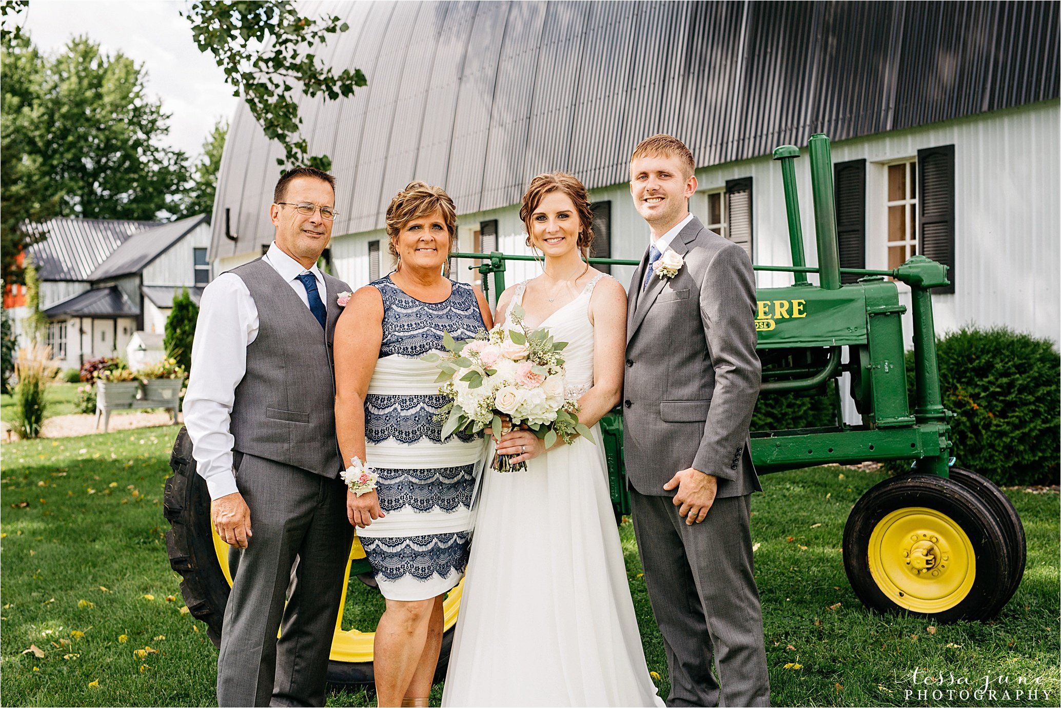 cadillac-ranch-wedding-maple-lake-st-cloud-wedding-photographer_0041.jpg