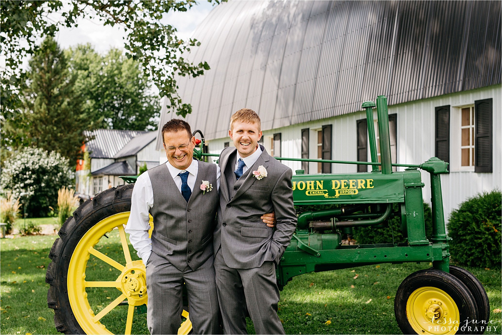 cadillac-ranch-wedding-maple-lake-st-cloud-wedding-photographer_0042.jpg