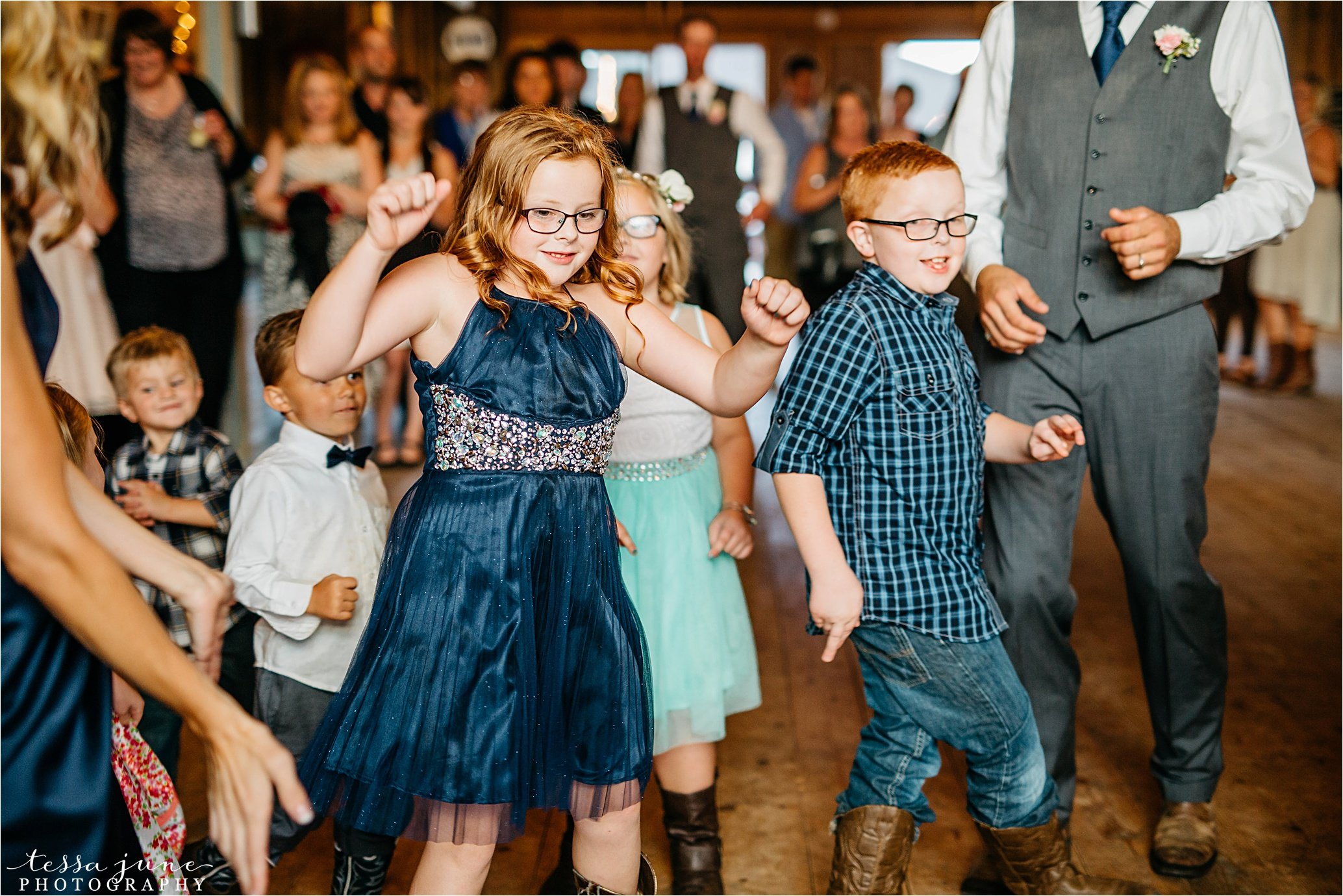 cadillac-ranch-wedding-maple-lake-st-cloud-wedding-photographer_0089.jpg