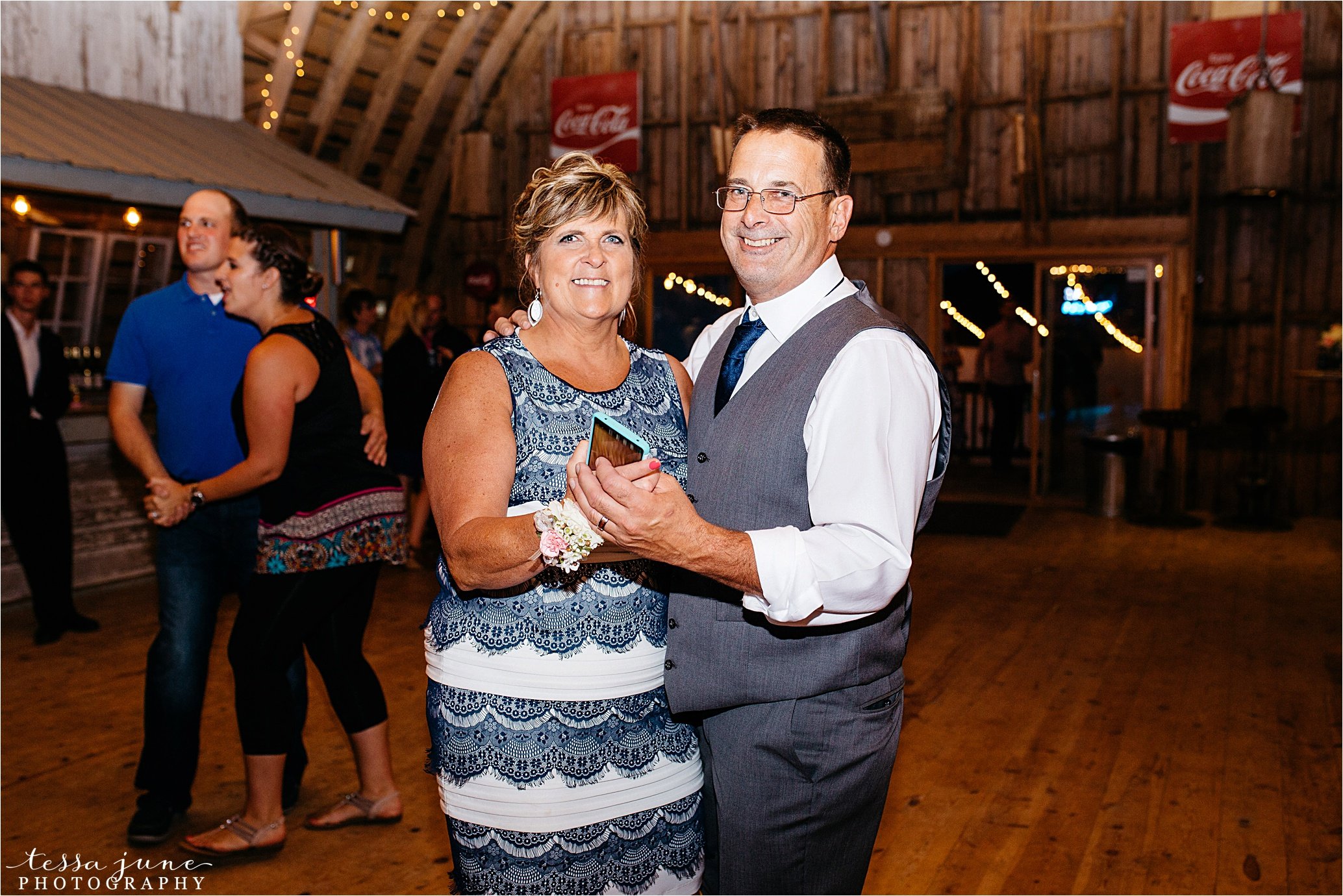 cadillac-ranch-wedding-maple-lake-st-cloud-wedding-photographer_0093.jpg