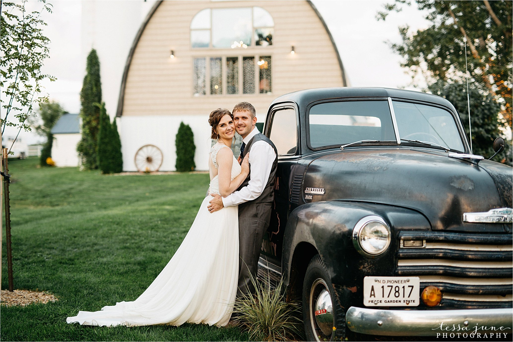 cadillac-ranch-wedding-maple-lake-st-cloud-wedding-photographer_0096.jpg