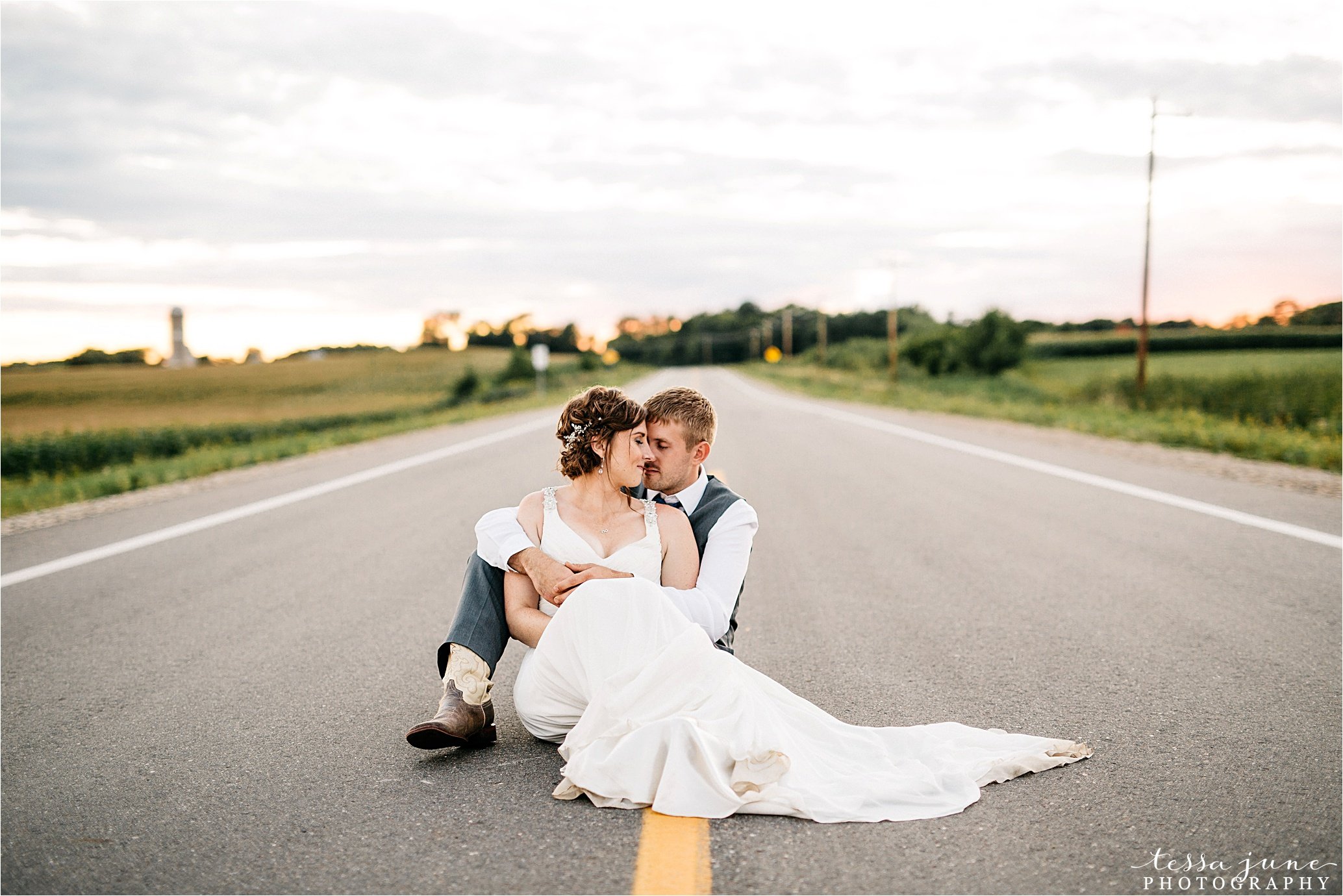 cadillac-ranch-wedding-maple-lake-st-cloud-wedding-photographer_0100.jpg