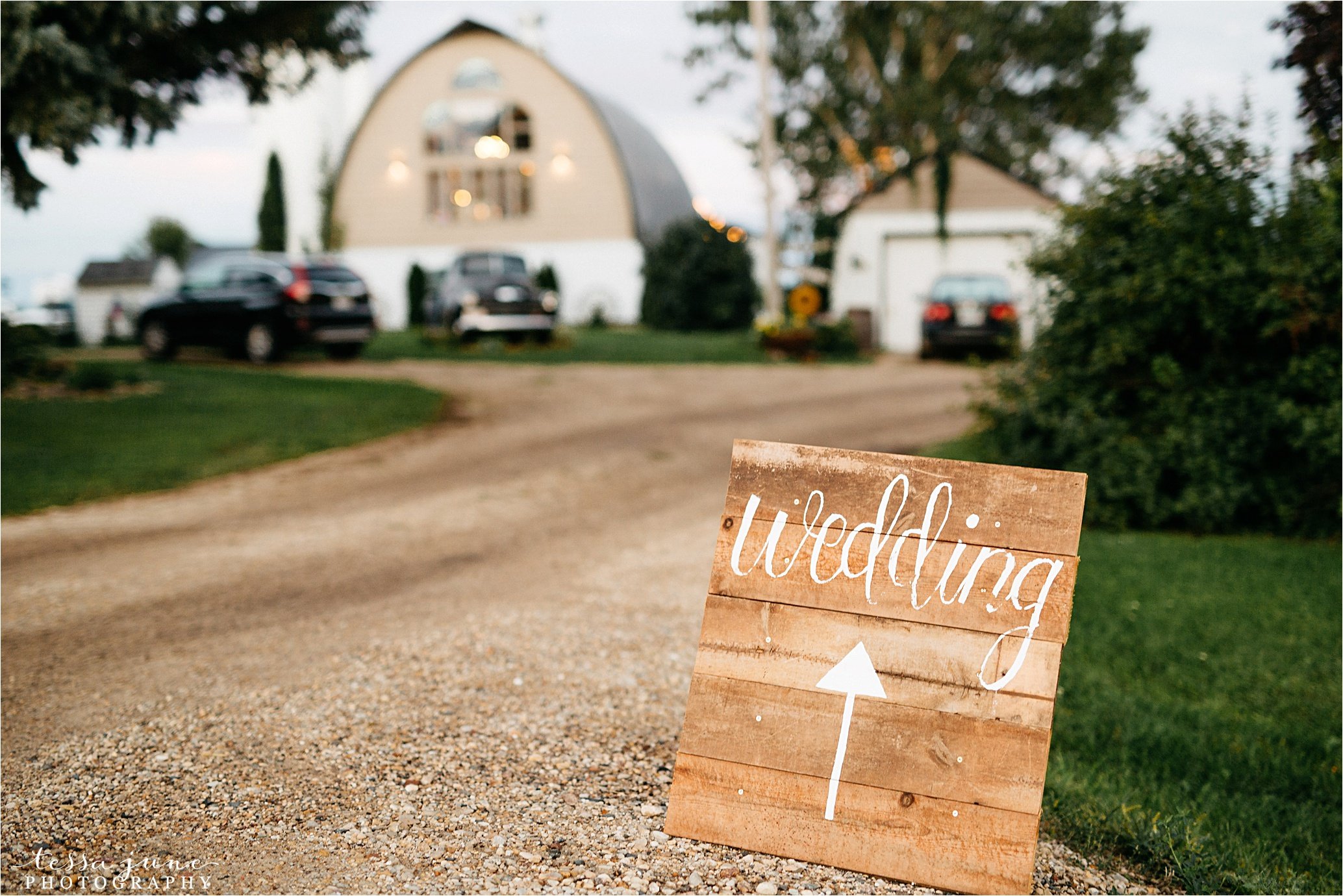 cadillac-ranch-wedding-maple-lake-st-cloud-wedding-photographer_0108.jpg