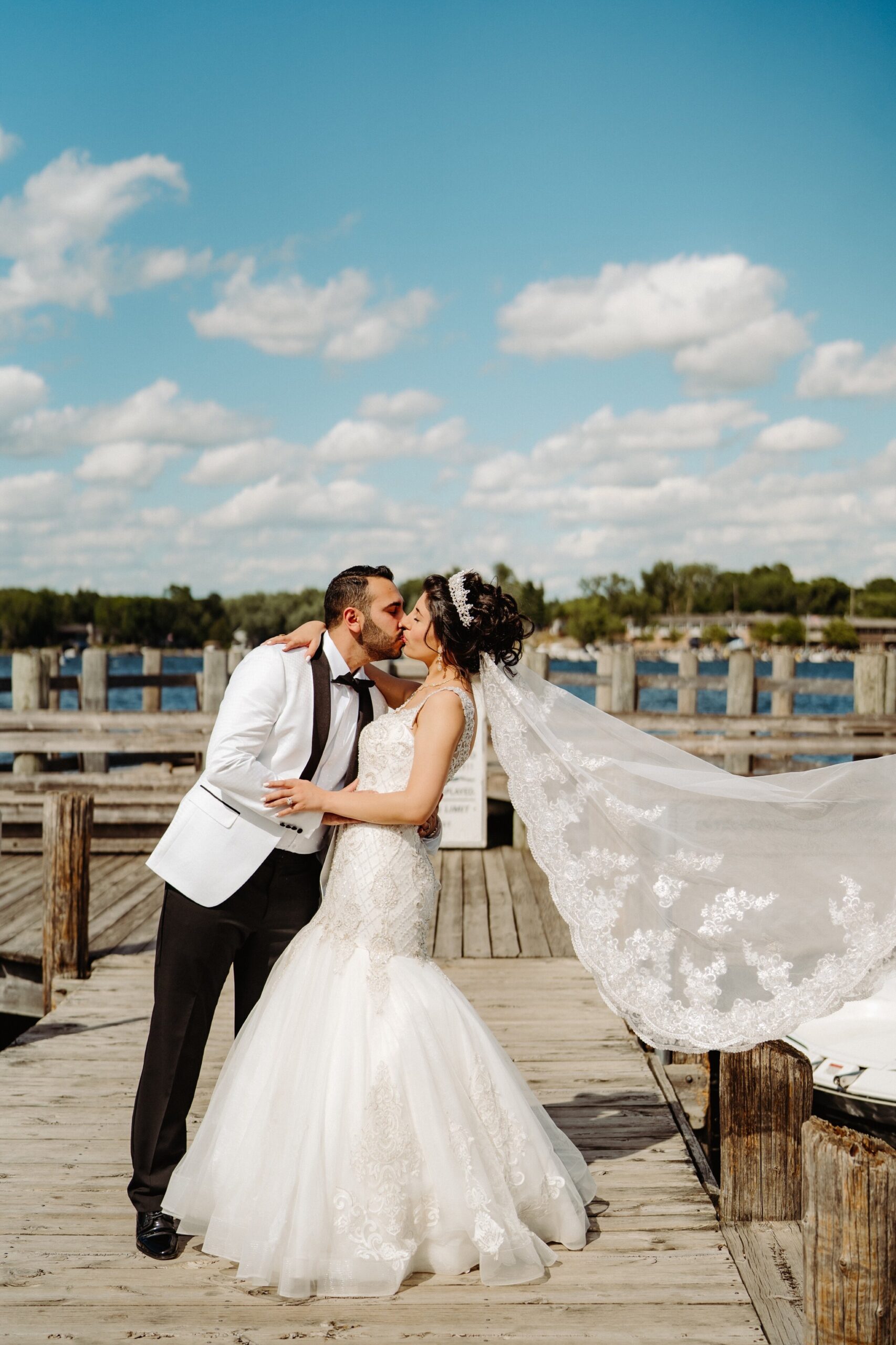 12_ahmed-lina-09354_Excelsior_boat_minnesota_wedding_luxury.jpg