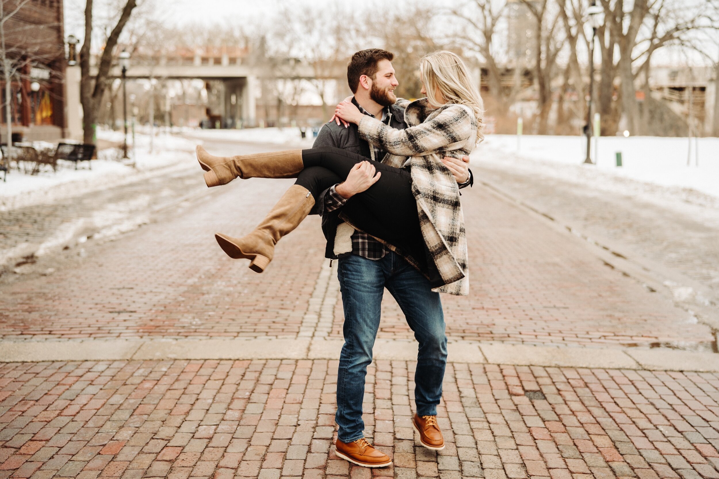 03_minneapolis-engagement-photos-st-anthony-main-23_Winter Minneapolis engagement session at st Anthony main. .jpg